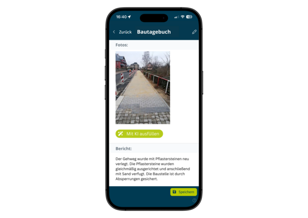 Smartphone mit geöffneter Bautagebuch-App: Oben ein Foto eines neu gepflasterten Gehwegs entlang einer Straße, darunter ein automatisch ausgefüllter Berichtstext zur Baustelle. Eine Schaltfläche ‚Mit KI ausfüllen‘ sowie ein ‚Speichern‘-Button sind sichtbar