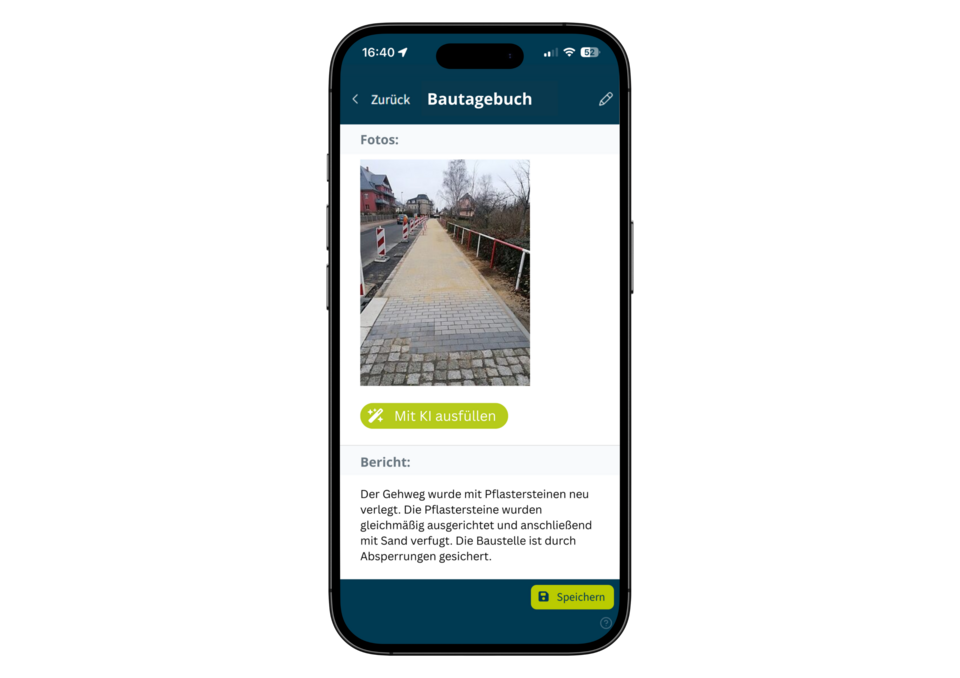 Smartphone mit geöffneter Bautagebuch-App: Oben ein Foto eines neu gepflasterten Gehwegs entlang einer Straße, darunter ein automatisch ausgefüllter Berichtstext zur Baustelle. Eine Schaltfläche ‚Mit KI ausfüllen‘ sowie ein ‚Speichern‘-Button sind sichtbar