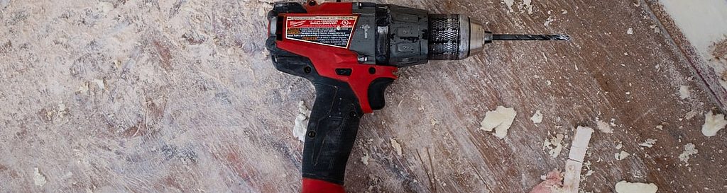 Roter Akkuschrauber liegt auf dem Boden mit integriertem Beacon