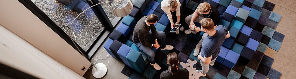 Teamarbeit und Ideenaustausch im modernen Büro