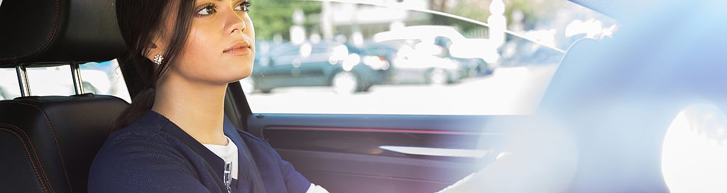 Mitarbeiterin eines Pflegedienstes bei der Tour im Auto – digitale Tourenplanung mit geoCapture für effiziente Routen und optimale Einsatzplanung.