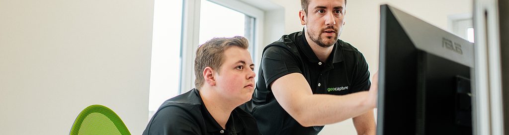Mitarbeiter von geoCapture arbeiten gemeinsam an Auswertungen