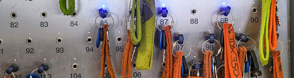 Digitaler Schüsselschrank mit leuchtenden Schlüsseln