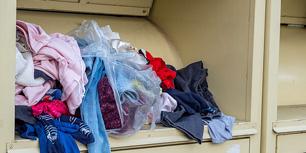 Überfüllter Altkleidercontainer