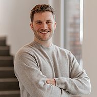 Ein freundlicher und nett lächelnder Vertriebsmitarbeiter von geoCapture