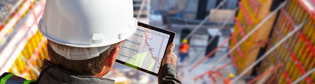 Mann auf Baustelle mit Tablet - Digitales Bautagebuch