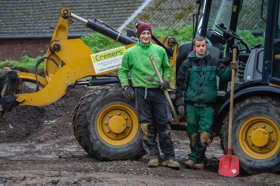 Mitarbeiter Galabau Cremers im Einsatz