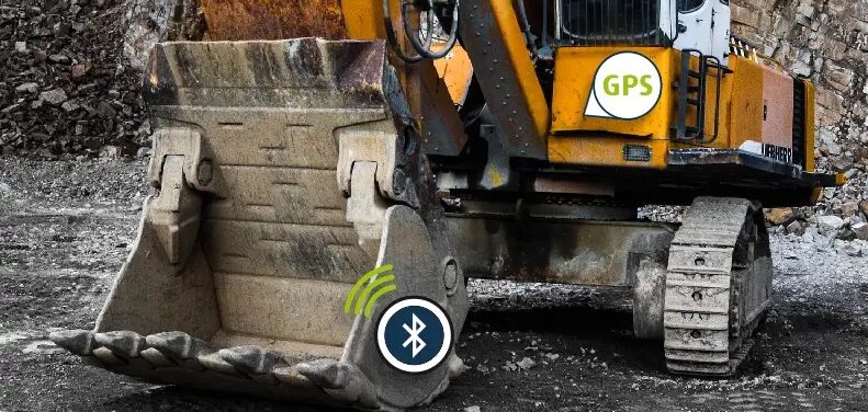 GPS-Sender in der Baumaschine empfängt das Bluetooth-Signal das von der Baggerschaufel ausgeht