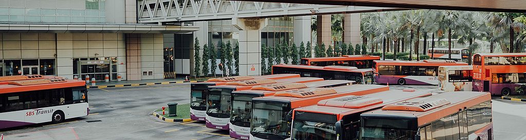 Mehrere Busse auf einem Betriebshof – digitale Fuhrparkverwaltung, GPS-Ortung und Einsatzplanung mit geoCapture.