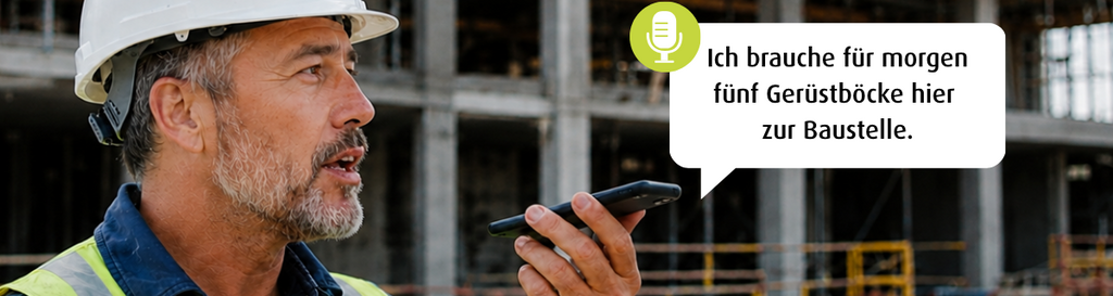 Man mit weißem Handy und gelber Warnweste auf einer Baustelle spricht in sein Handy