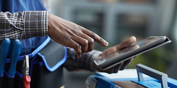 Handwerker nutzt Tablet zur digitalen Dokumentation von Arbeitseinsätzen mit geoCapture.